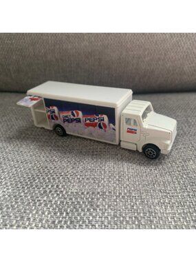 Vintage 1993 Road Champs Pepsi/Diet Pepsi Kenworth Semi-Truck 1:64 Diecast Toy